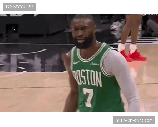 杰伦布朗遭卡斯尔推人漏判 情绪失控连吃两T被驱逐出场 杰伦布朗遭卡斯尔推人漏判 情绪失控连吃两T被驱逐出场